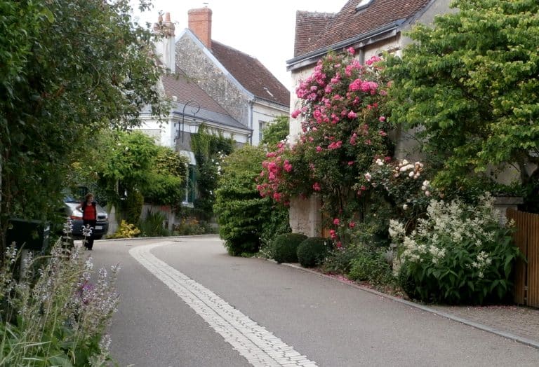 Rue du lavoir du village jardin de Chédigny.