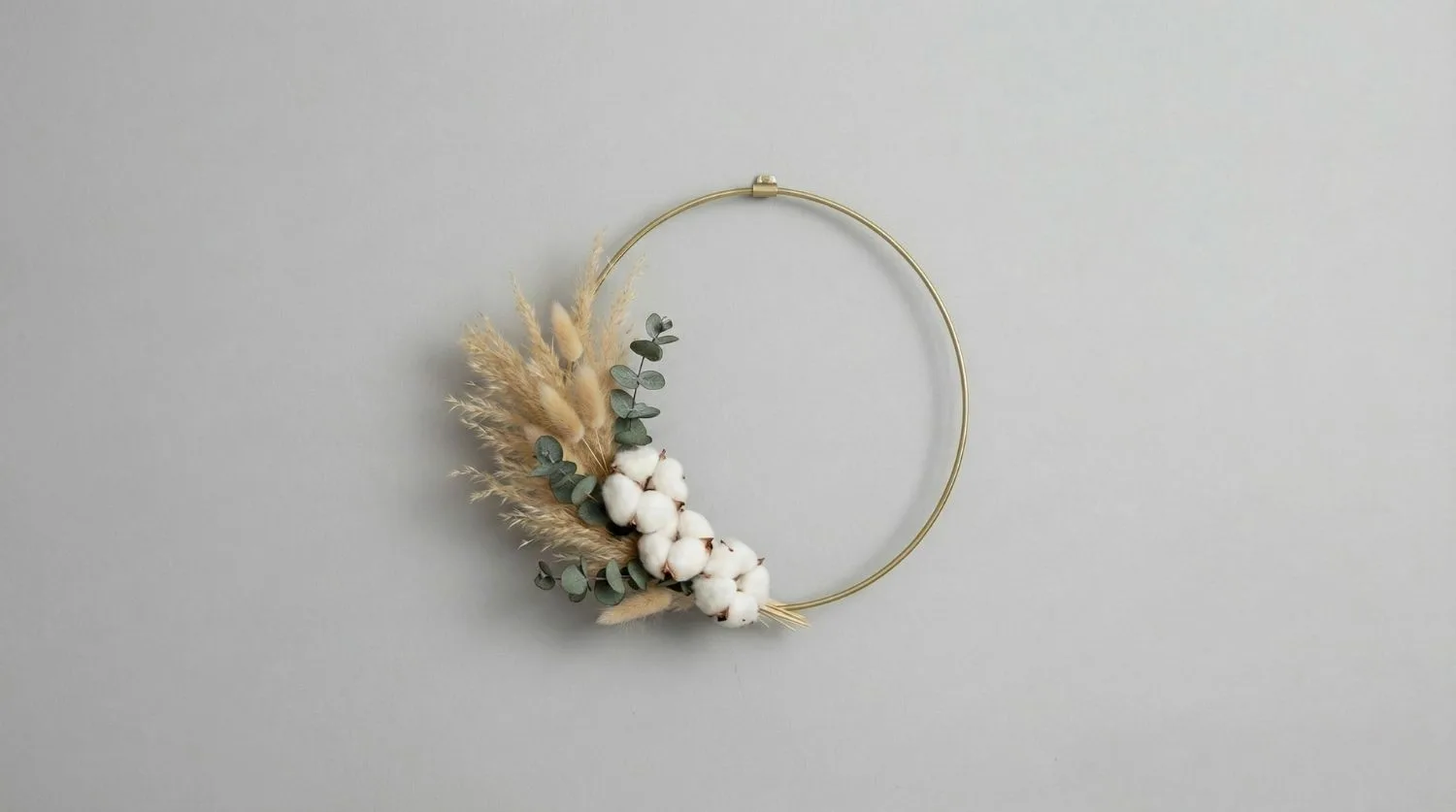 Couronne murale en anneau doré ornée de pampas, de coton et d'eucalyptus séchés