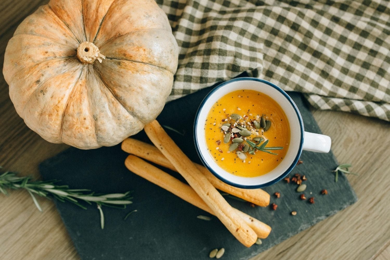Velouté de citrouille onctueux à la muscade servi dans un bol en céramique