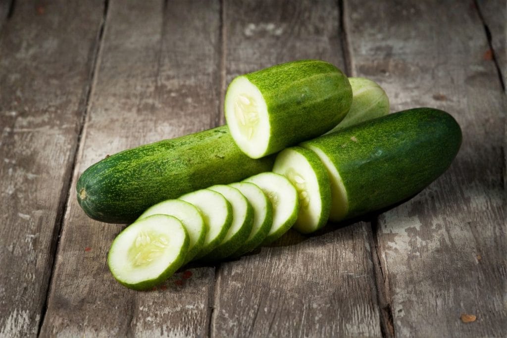 concombre sur une table