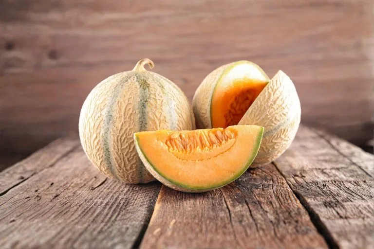 melons sur une table en bois