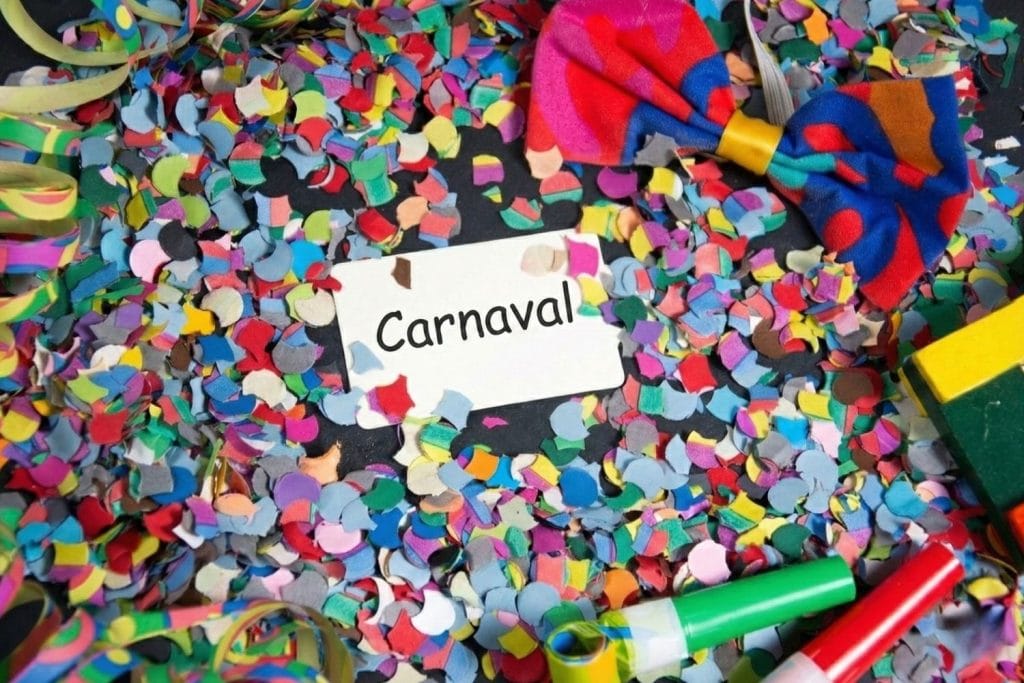Mardi gras avec des confettis et masques