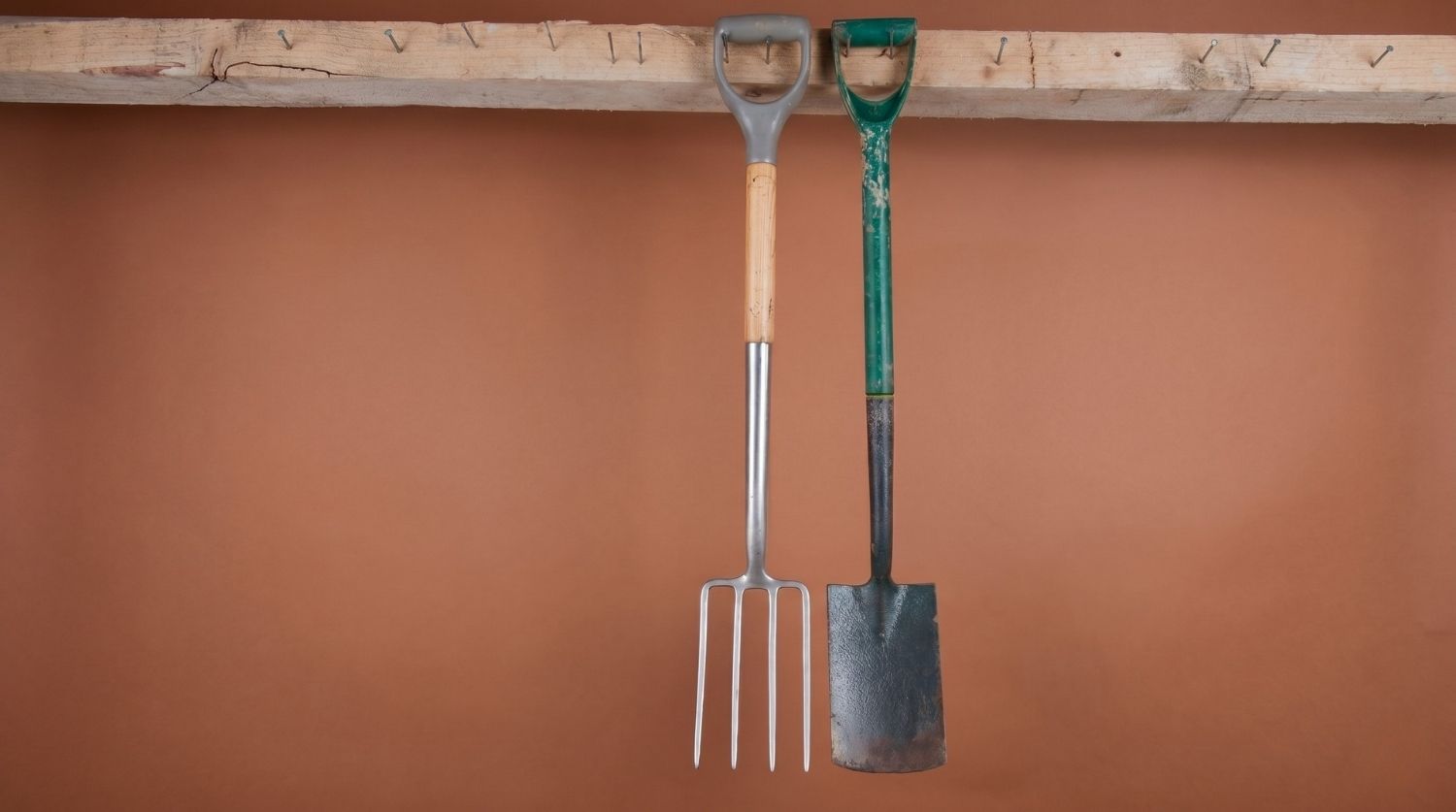 outils de jardin fourche bêche et une bêche