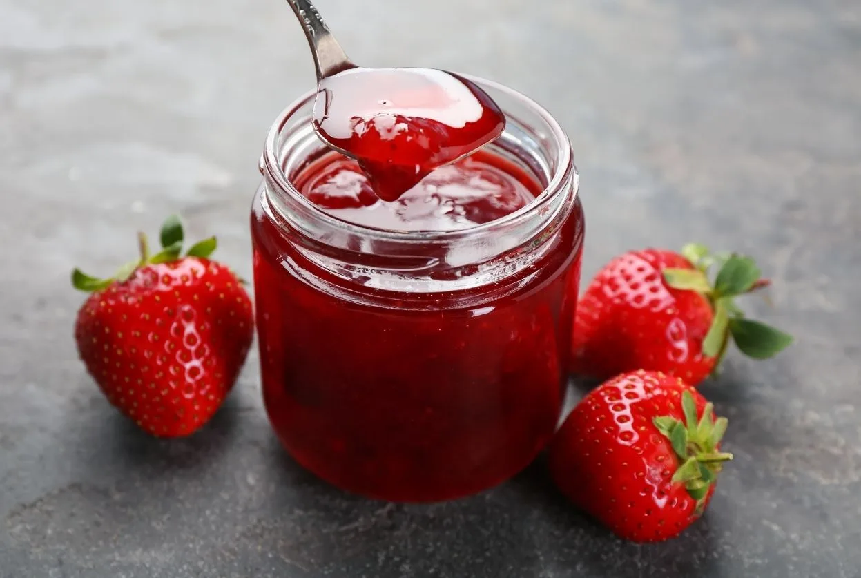 pot de confiture de fraises