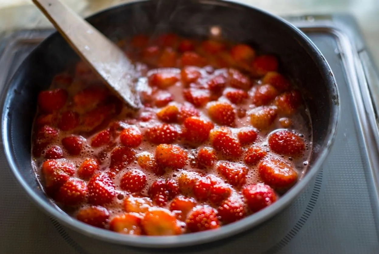 préparation de confiture de fraises