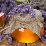 Bienfaits du miel de lavande : Vertus, dosage et astuces