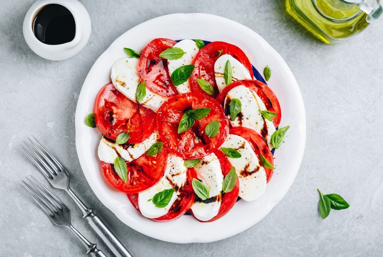 Salade tomate mozzarella : La vraie recette en 10 min